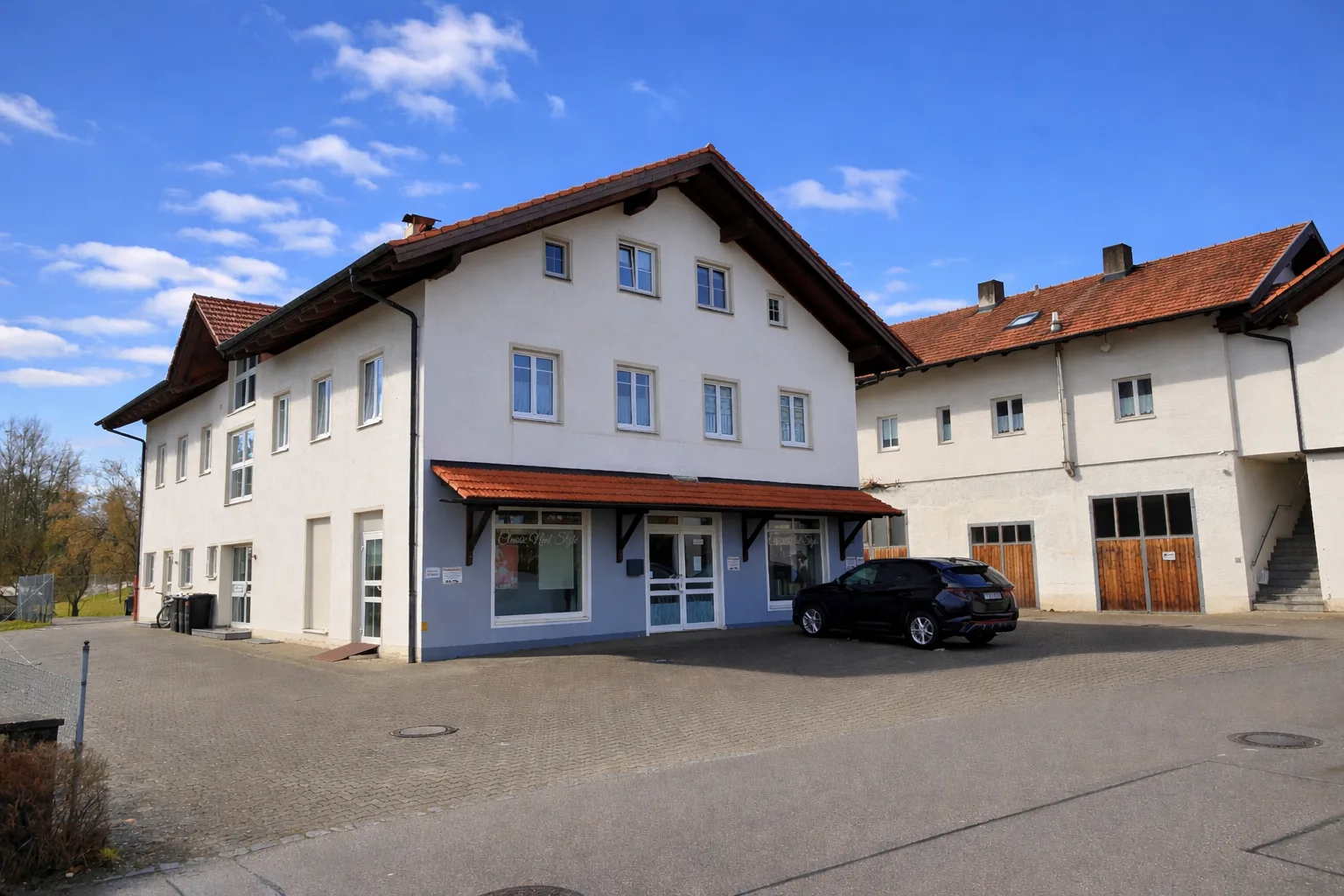 Renditeobjekt: 2 Mehrfamilienhäuser mit 6 Wohnungen und 3 Gewerbeeinheiten in Tacherting