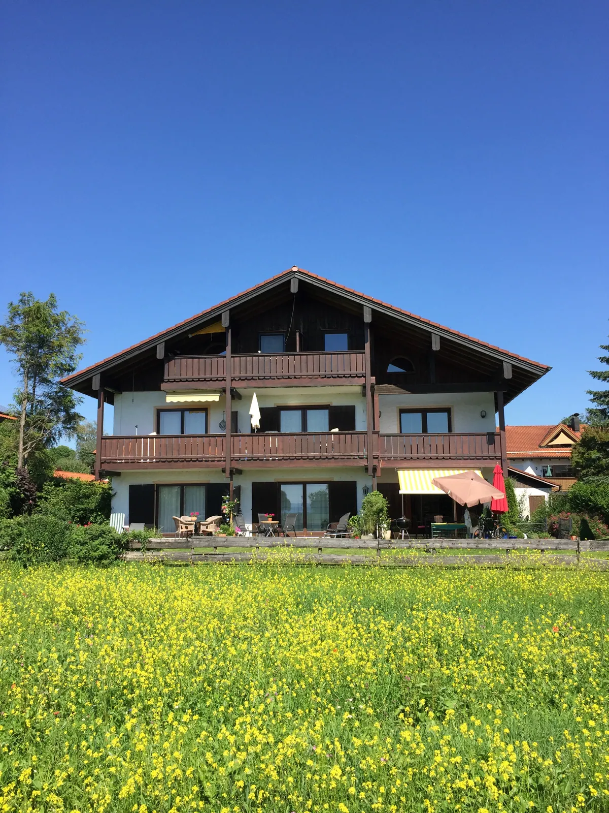 Wohnung über OG und DG mit zwei Balkonen und vollem See- und Bergblick in Chieming