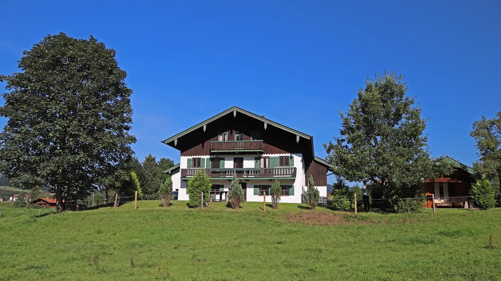 Traditionell alpenländisches Bauernhaus mit Bergblick in Inzell