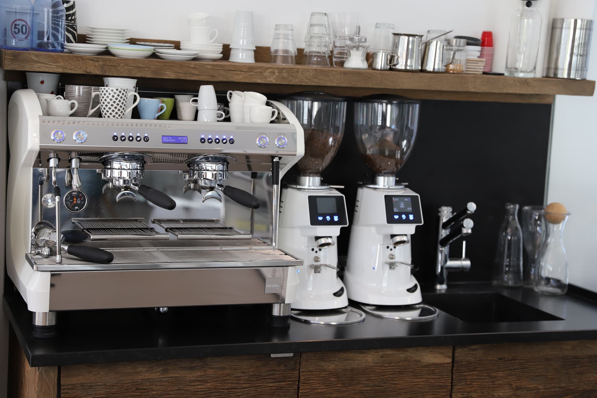 Kaffeebar mit Siebträgermaschine im Büro