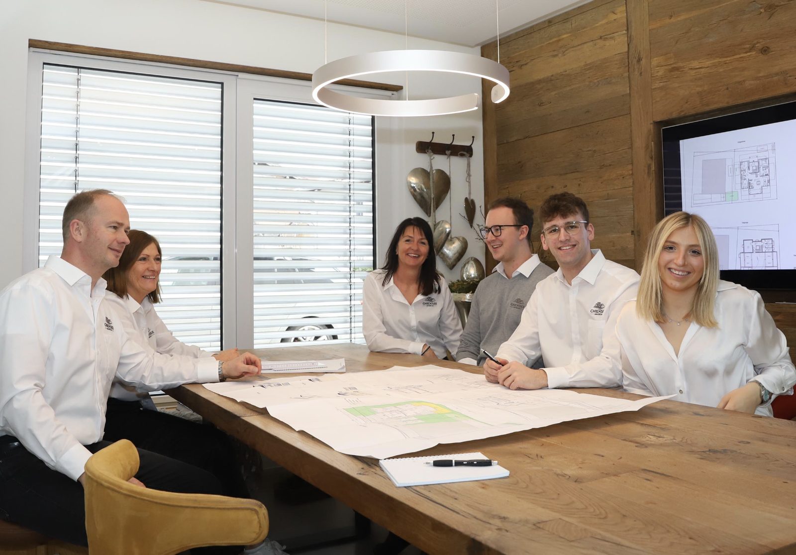Das Team von Chiemsee Immobilien im Besprechungsraum
