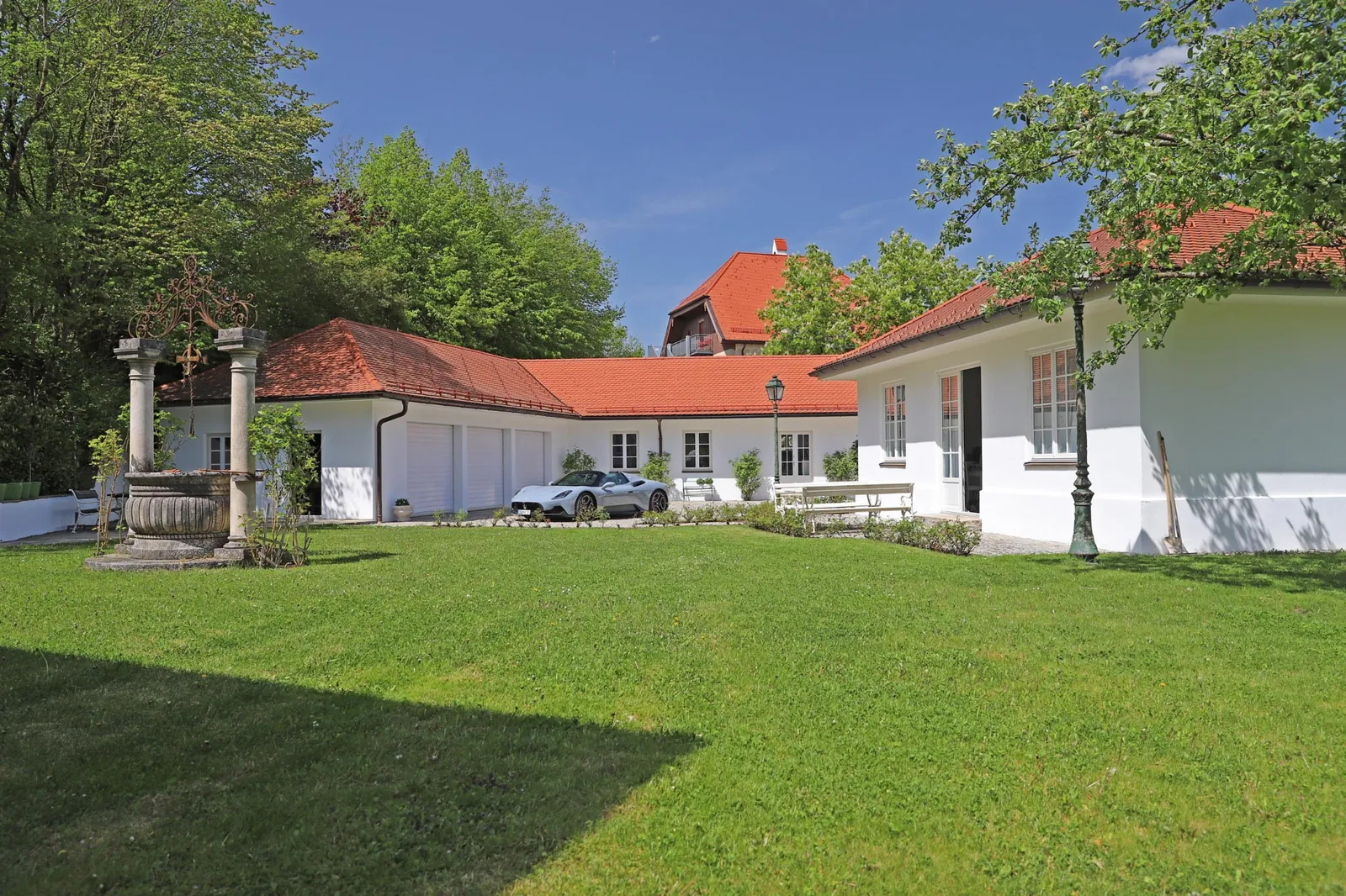 Große Villa mit 10 Garagen, Gästehaus und großem Naturschwimmpool in Siegsdorf