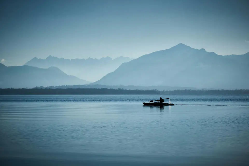 Kajak auf dem Chiemsee im Morgenlicht